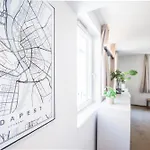 Maverick Market Hostel *
