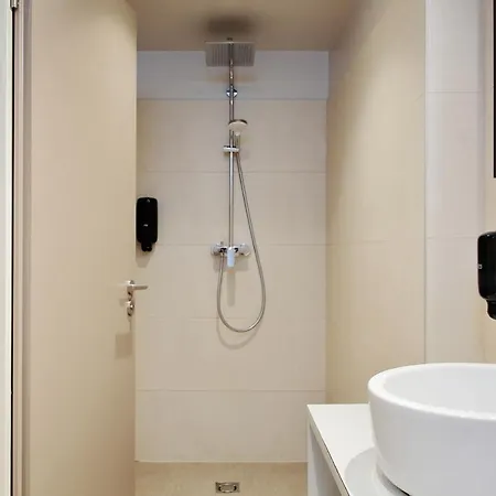 Maverick Market Hostel *