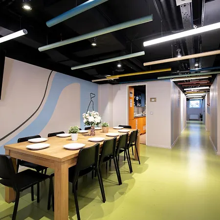 Maverick Market Hostel *