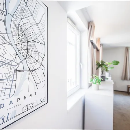 Maverick Market Hostel *