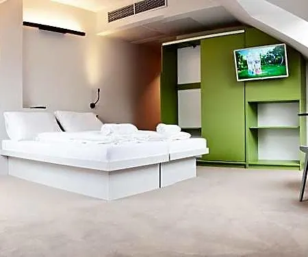 Maverick Market Hostal