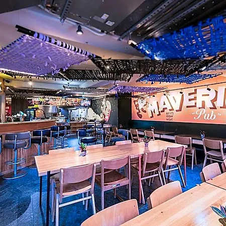 Maverick Market Albergue *