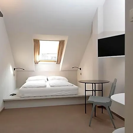 Maverick Market Hostal *