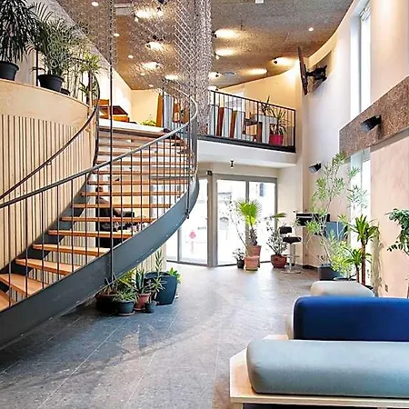 Albergue Maverick Market