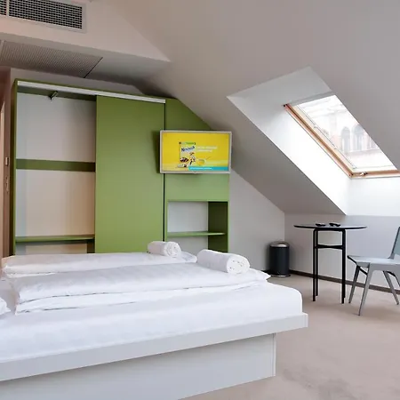 Maverick Market Hostel Budapest