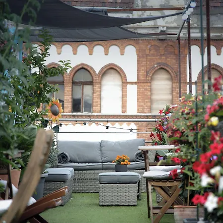 Maverick Market Hostel *