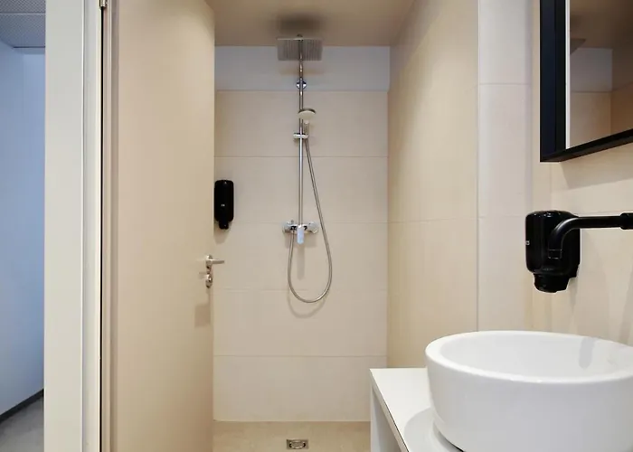 Maverick Market Hostel *