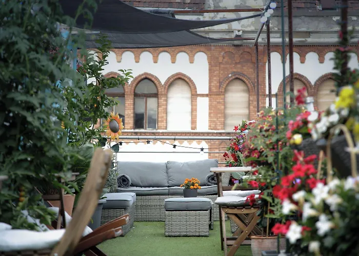 Maverick Market Hostel *